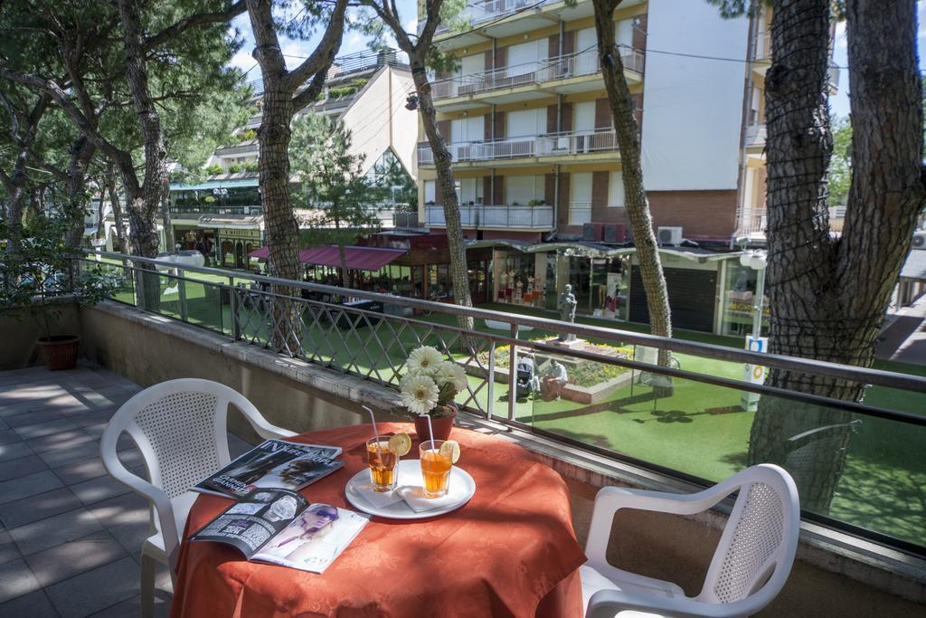 Hotel Colombo Riccione Exteriör bild